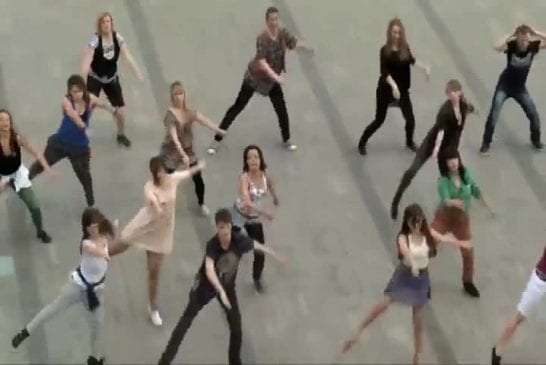 Flash mob sur une place de Cracovie