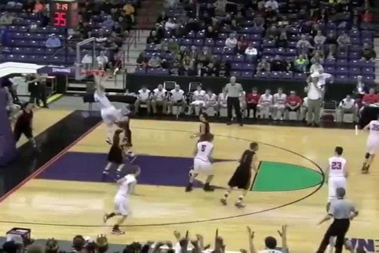 Joueur de basket-ball détruit l’anneau