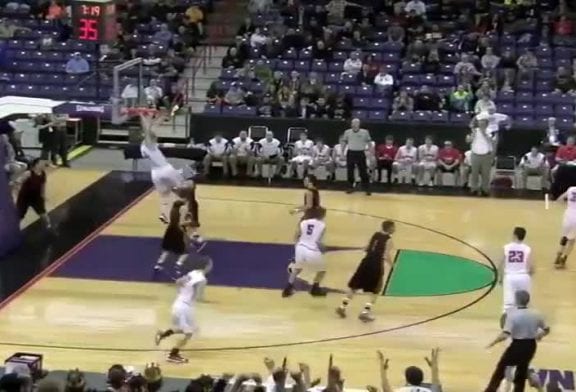 Joueur de basket-ball détruit l’anneau