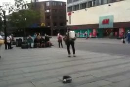 Interprète de rue joue