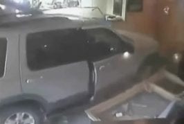 Démolir une vitrine en voiture