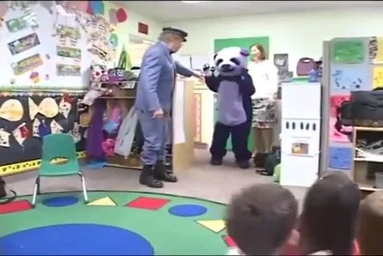 Panda violet rend visite à des petits enfants