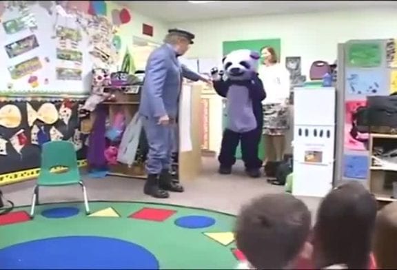 Panda violet rend visite à des petits enfants