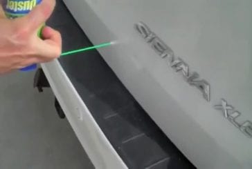 Comment utiliser l’air comprimé pour enlever le logo d’une voiture