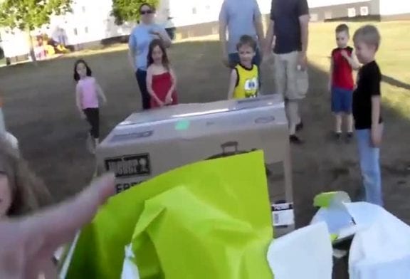 2 enfants déballent leur papa militaire pour noël