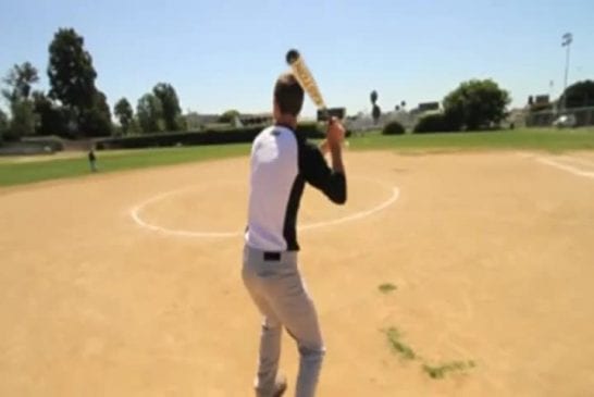 Incroyble coup avec une batte de base-ball