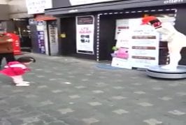 Petite fille s’entraine au bowling avec un robot