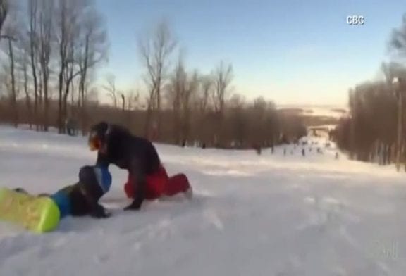 Enfant de 18 mois apprend le snowboard