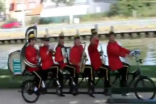 Groupe musical sur un vélo tandem