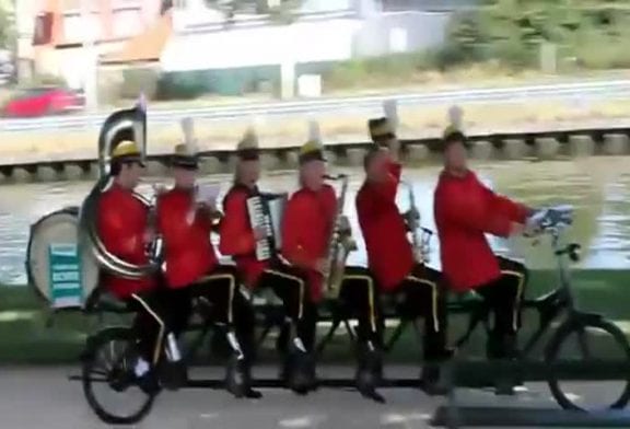 Groupe musical sur un vélo tandem