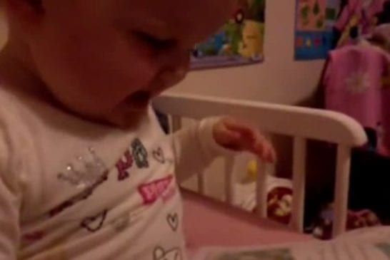 Bébé tente la tornade de langue