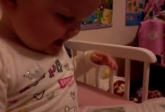 Bébé tente la tornade de langue