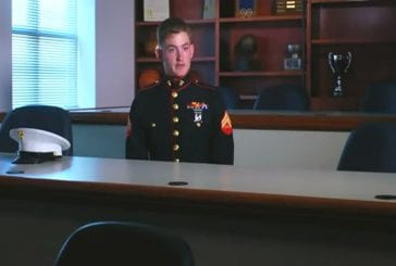 Soldat de la Marine fait une surprise à son frère