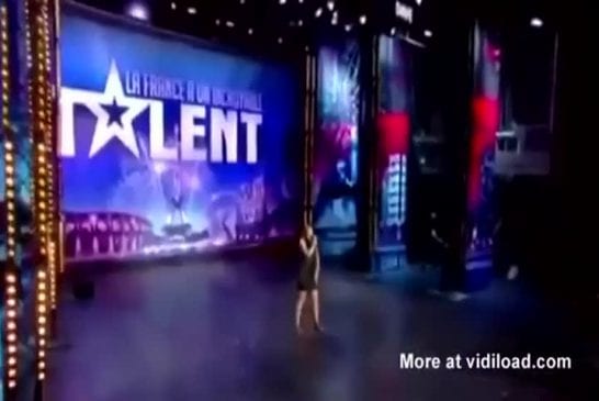 Jolie fille réalise une performance lors d’une audition