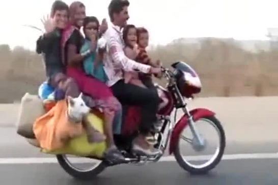 Famille sur une mobylette