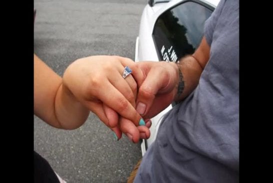 Demande de mariage en voiture de rallye