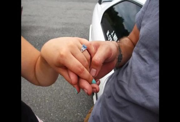 Demande de mariage en voiture de rallye