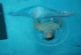 Enfant dauphin fait des anneaux de bulles