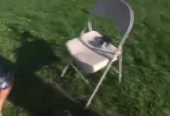 S’auto-infliger un faceplant avec une chaise en fer