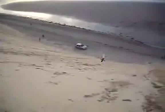 Homme réalise des acrobaties incroyables