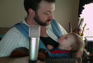 Papa endort son bébé en chantant