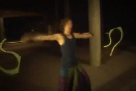 Spectacle lumineux avec des batons