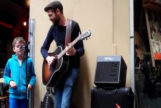 Enfant chante dans la rue 