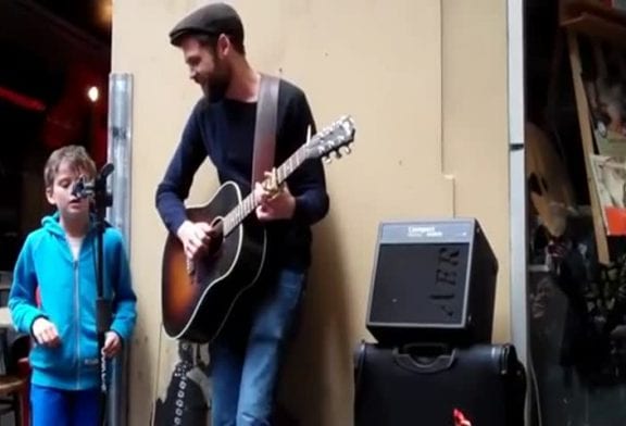 Enfant chante dans la rue 