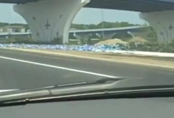 Camion de bière pèse sur autoroute