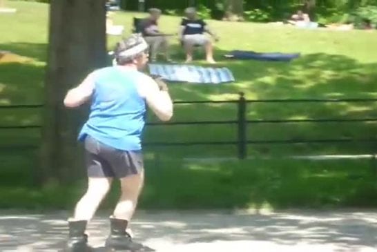 Patineur danse avant de faire une grosse chute