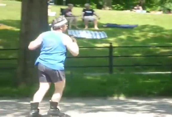 Patineur danse avant de faire une grosse chute