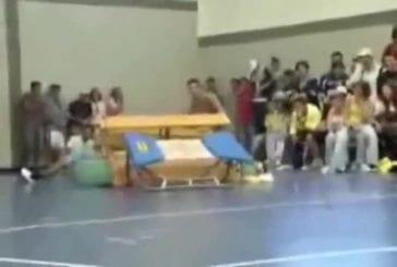 Douloureuse gymnastique sur trampoline