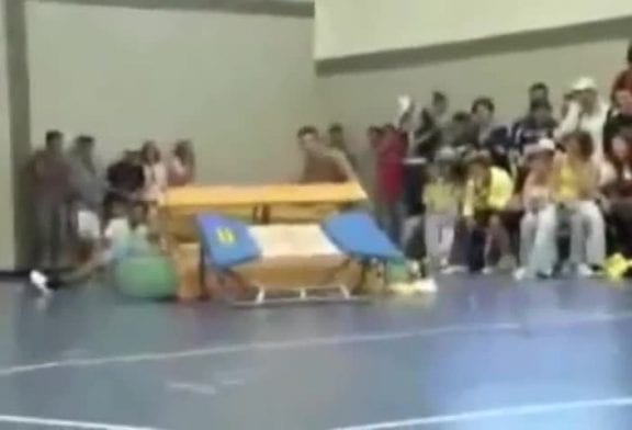 Douloureuse gymnastique sur trampoline