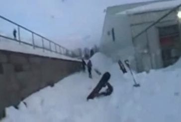 Snowboard se fait avoir par un rail