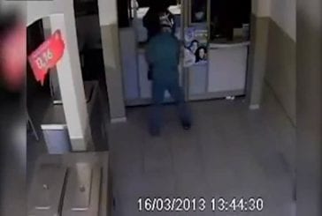 Homme aide inconsciemment un voleur