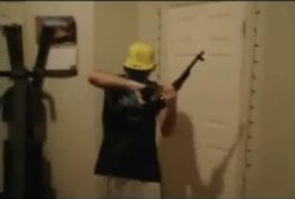 Mec tire un coup de feu à l’intérieur