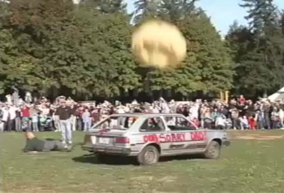 Citrouille fracasse une voiture