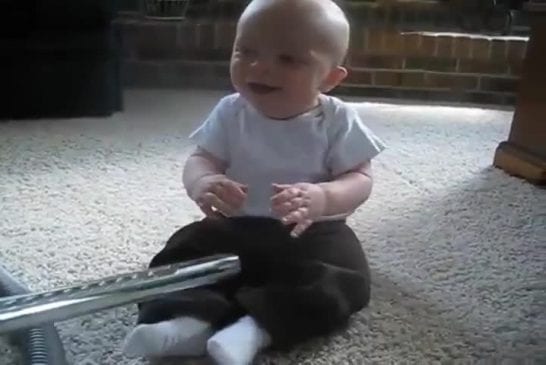 Bébé amoureux d’un aspirateur