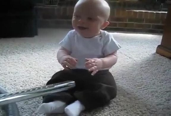 Bébé amoureux d’un aspirateur