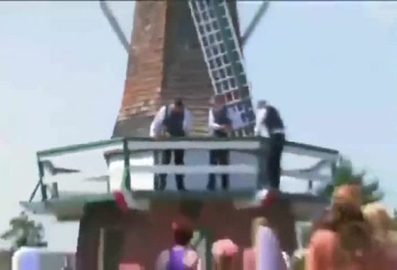 Garçon d’honneur se fait posséder par un moulin à vent