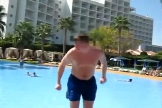 Backflip dans une piscine peu profonde