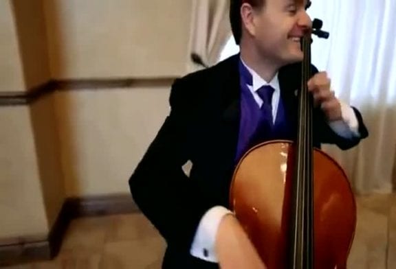 Mec jouant sur 4 violoncelles