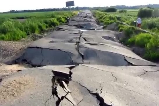 Une inondation détruit totalement une route russe