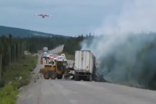 Bombardier d’eau combat un incendie lors d’un accident de camion