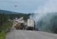 Bombardier d’eau combat un incendie lors d’un accident de camion