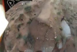 Mountain bike saute par dessus un énorme canyon