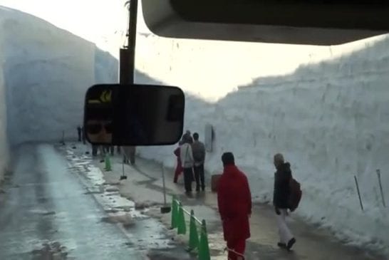 Conduire à travers 15 mètres de neige au Japon