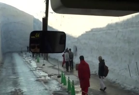 Conduire à travers 15 mètres de neige au Japon