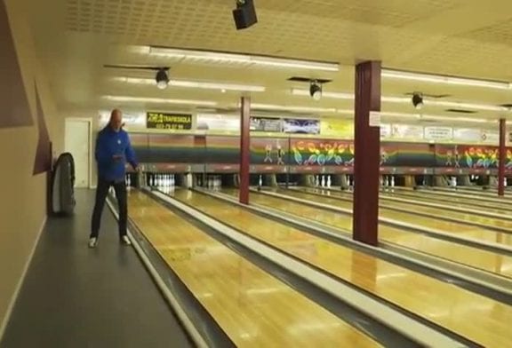 Strike au bowling avec une balle de ping-pong