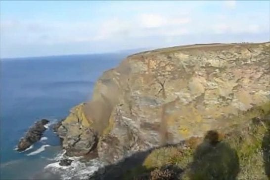 Falaises du nord s’écroulent dans la mer